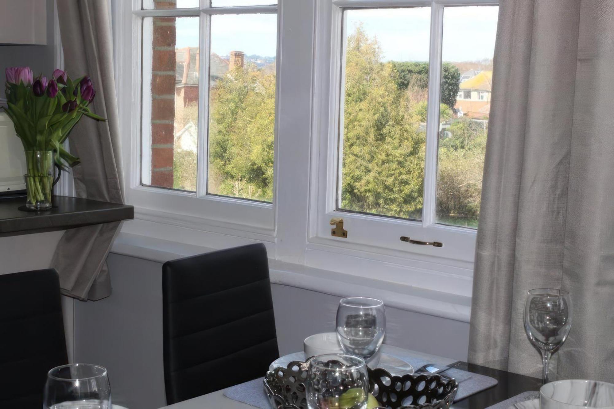 Lovely 2 Bed 2 Bath Flat With Free Parking Poole Eksteriør bilde